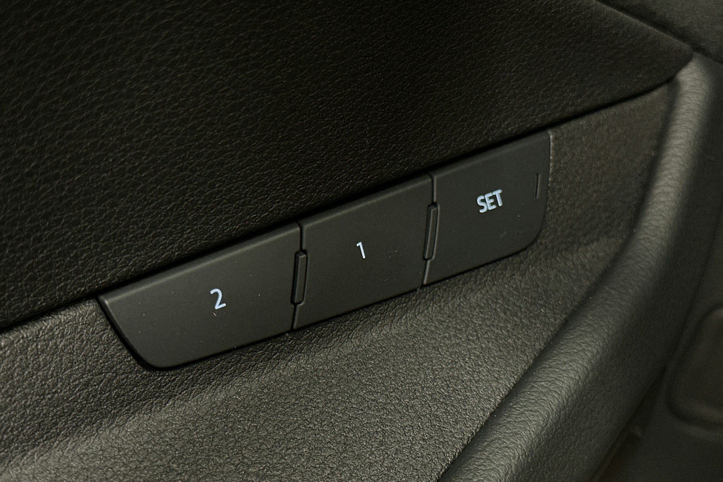 sininen Audi e-tron 2022 kuva 19.