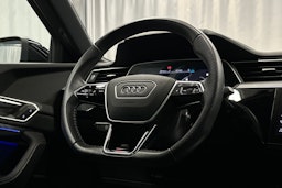 sininen Audi e-tron 2022 kuva 20.
