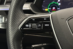 sininen Audi e-tron 2022 kuva 21.