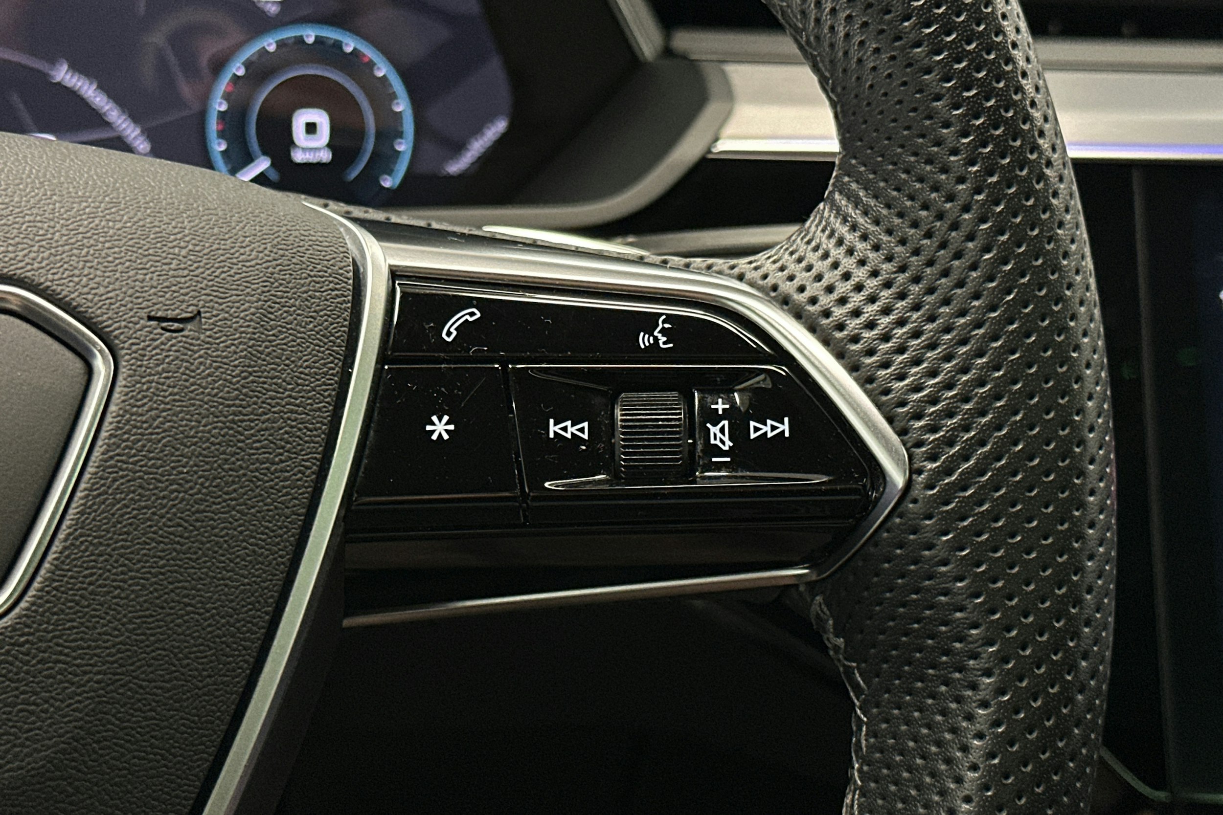 sininen Audi e-tron 2022 kuva 22.