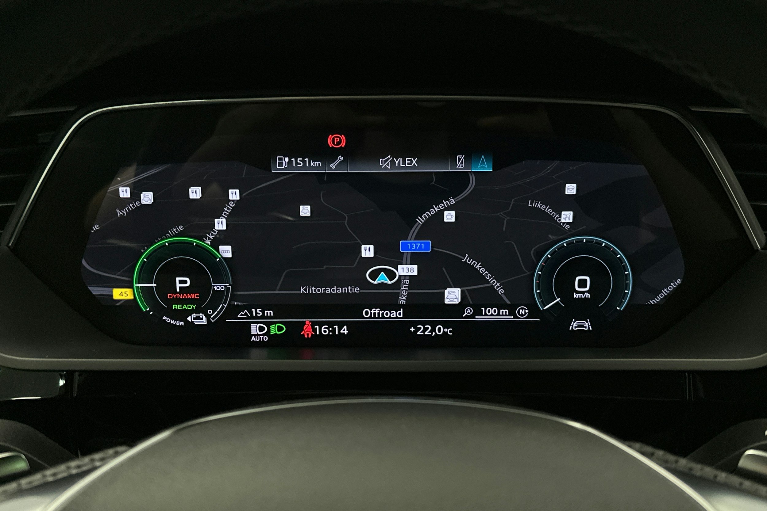 sininen Audi e-tron 2022 kuva 24.