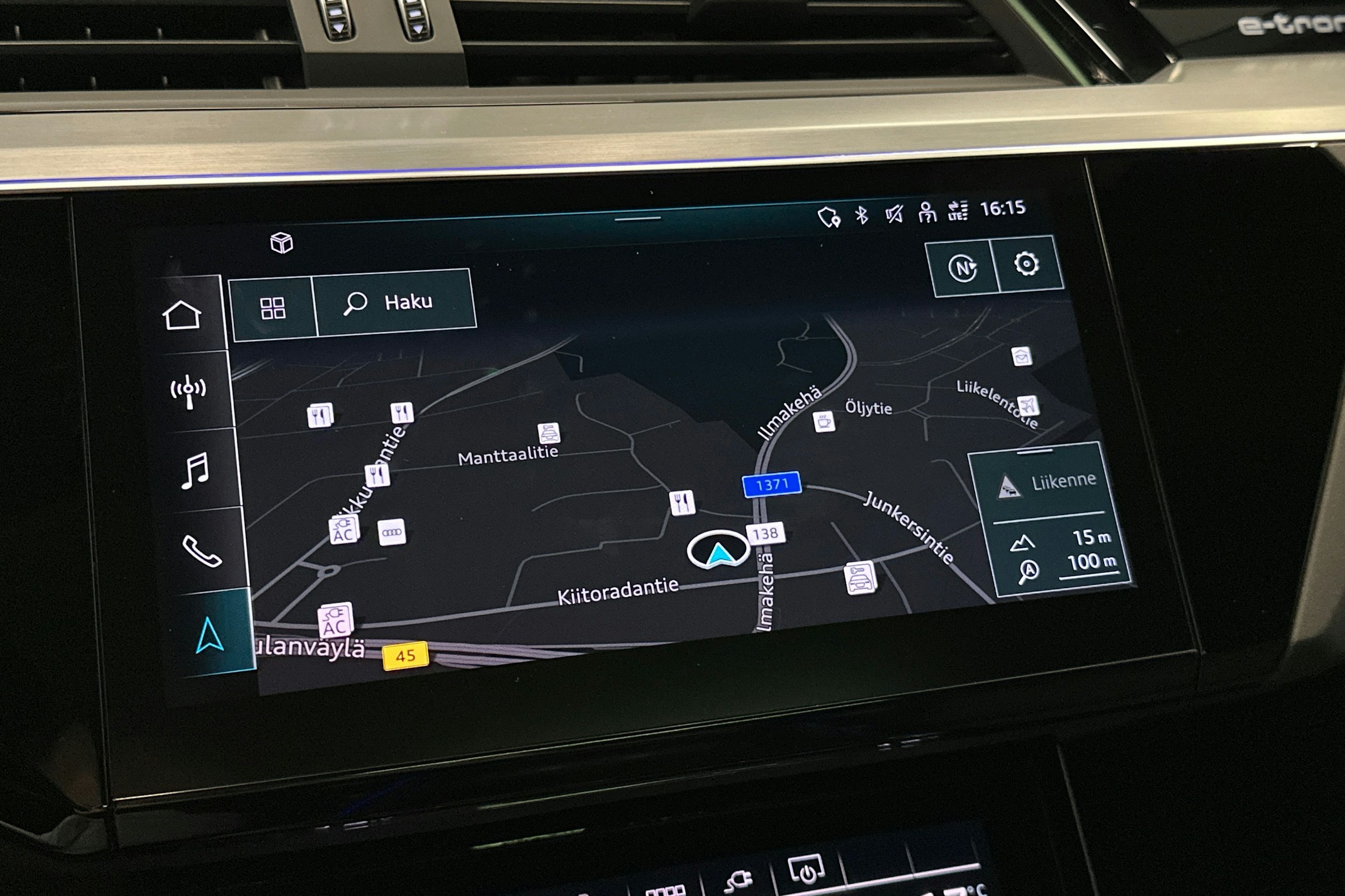 sininen Audi e-tron 2022 kuva 26.