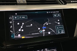 sininen Audi e-tron 2022 kuva 26.