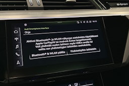 sininen Audi e-tron 2022 kuva 27.
