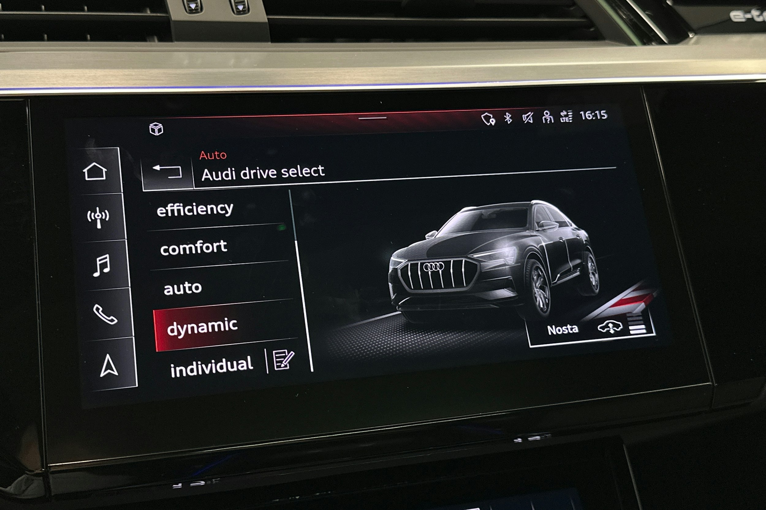 sininen Audi e-tron 2022 kuva 28.