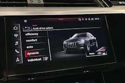 sininen Audi e-tron 2022 kuva 28.