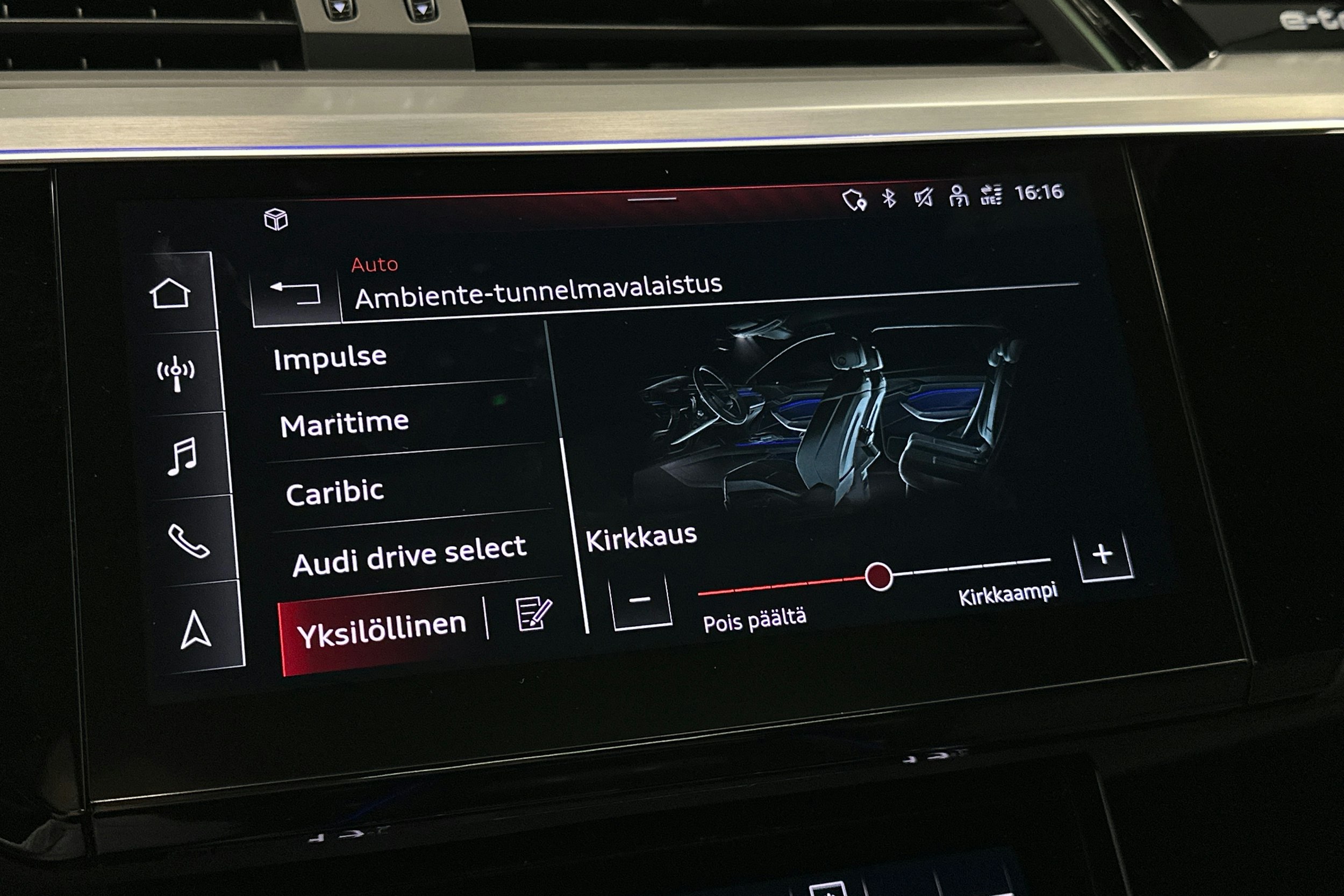 sininen Audi e-tron 2022 kuva 30.