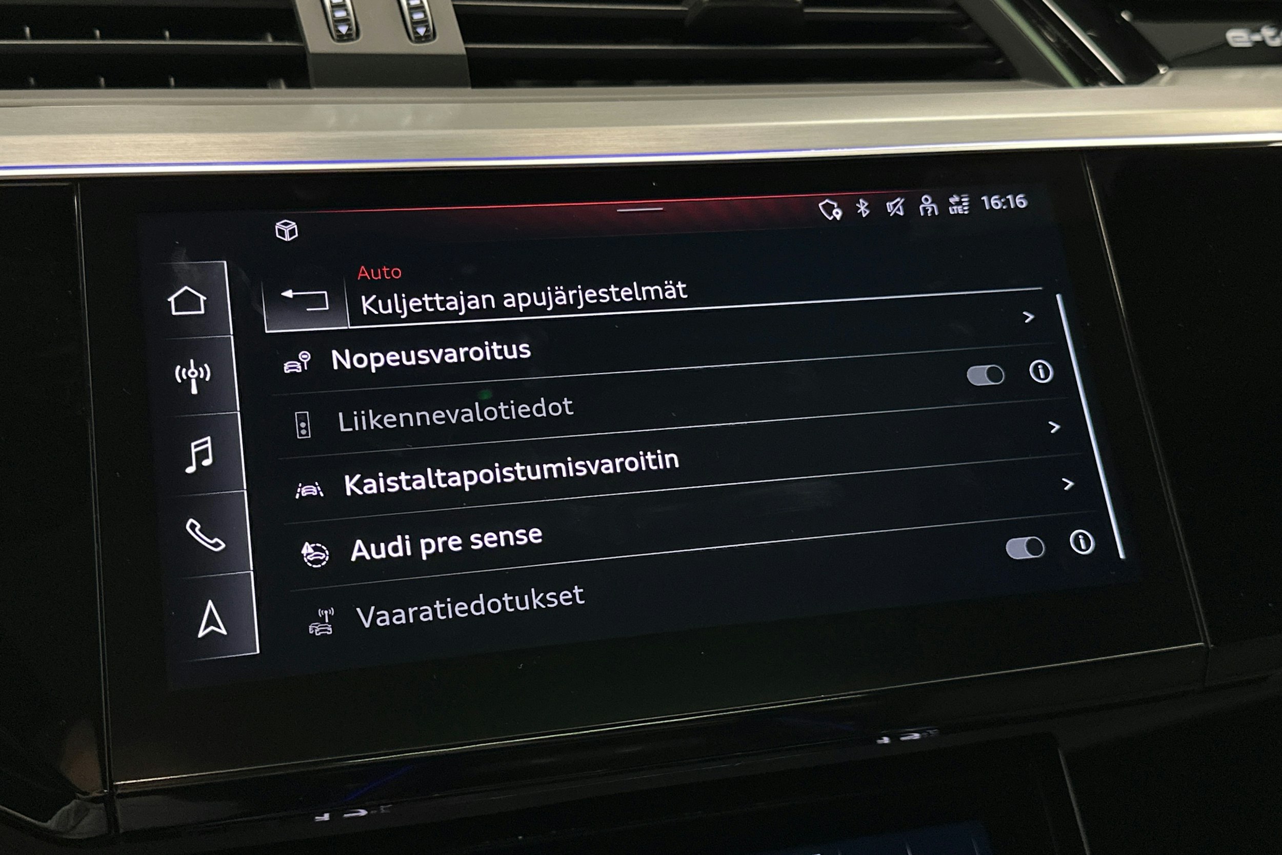 sininen Audi e-tron 2022 kuva 31.