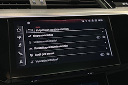 sininen Audi e-tron 2022 kuva 31.