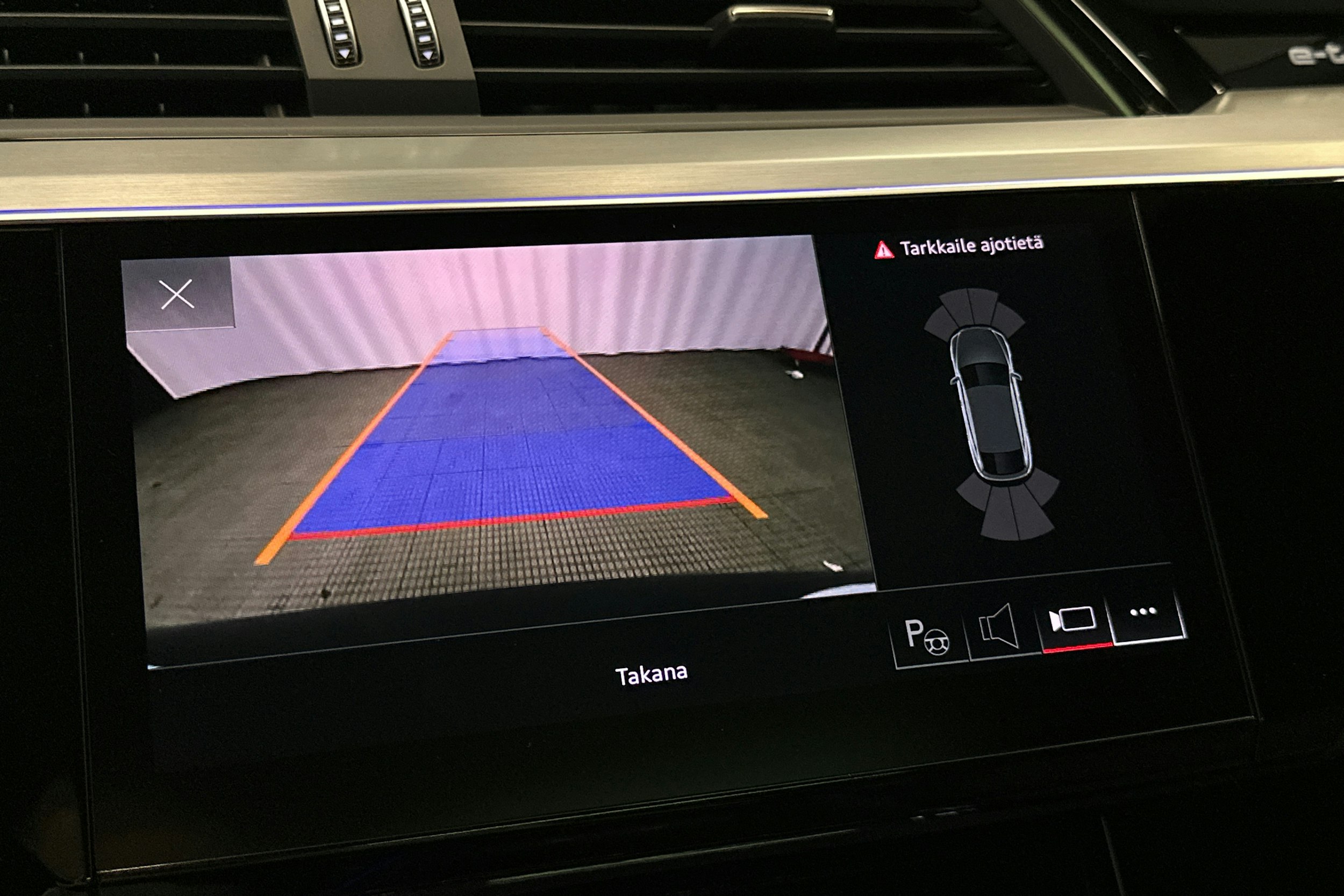 sininen Audi e-tron 2022 kuva 32.