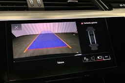 sininen Audi e-tron 2022 kuva 32.