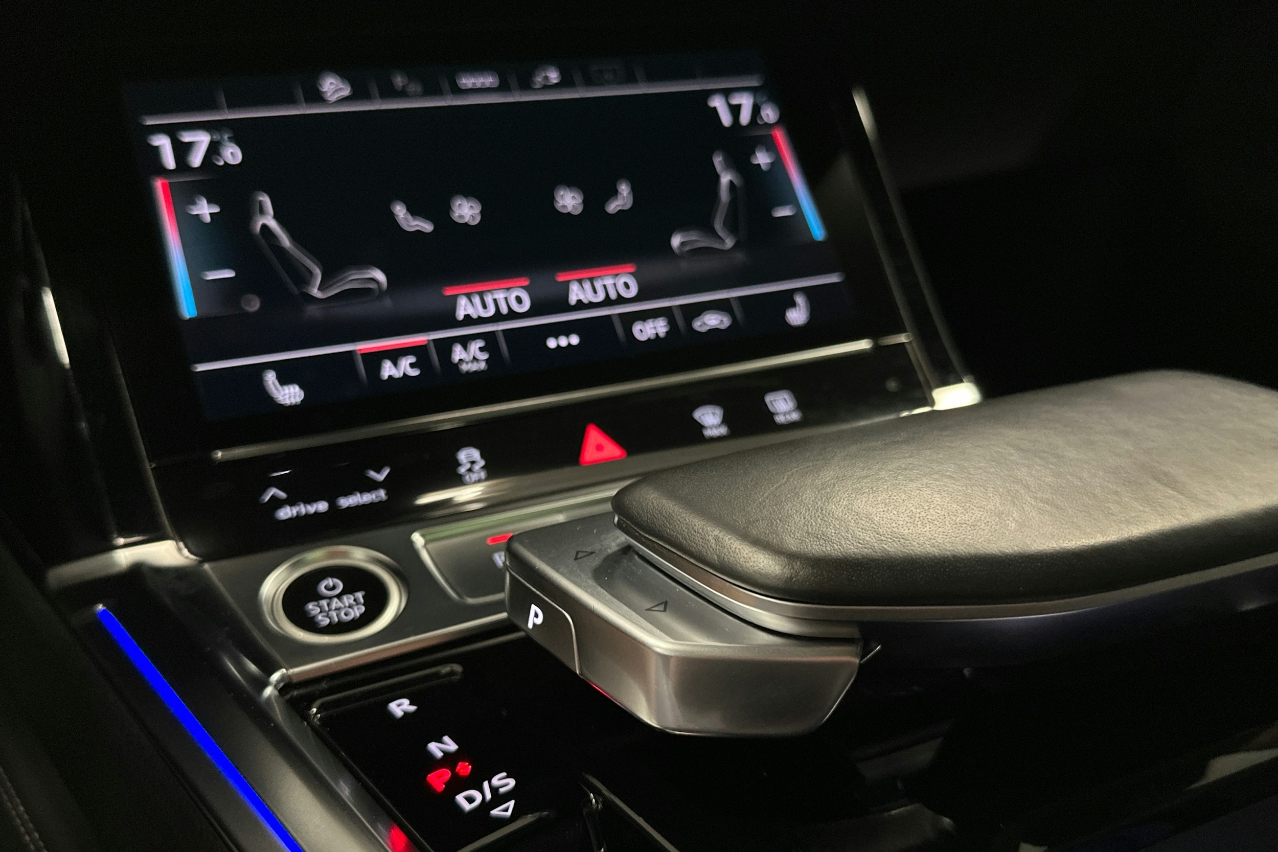 sininen Audi e-tron 2022 kuva 33.