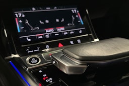sininen Audi e-tron 2022 kuva 33.