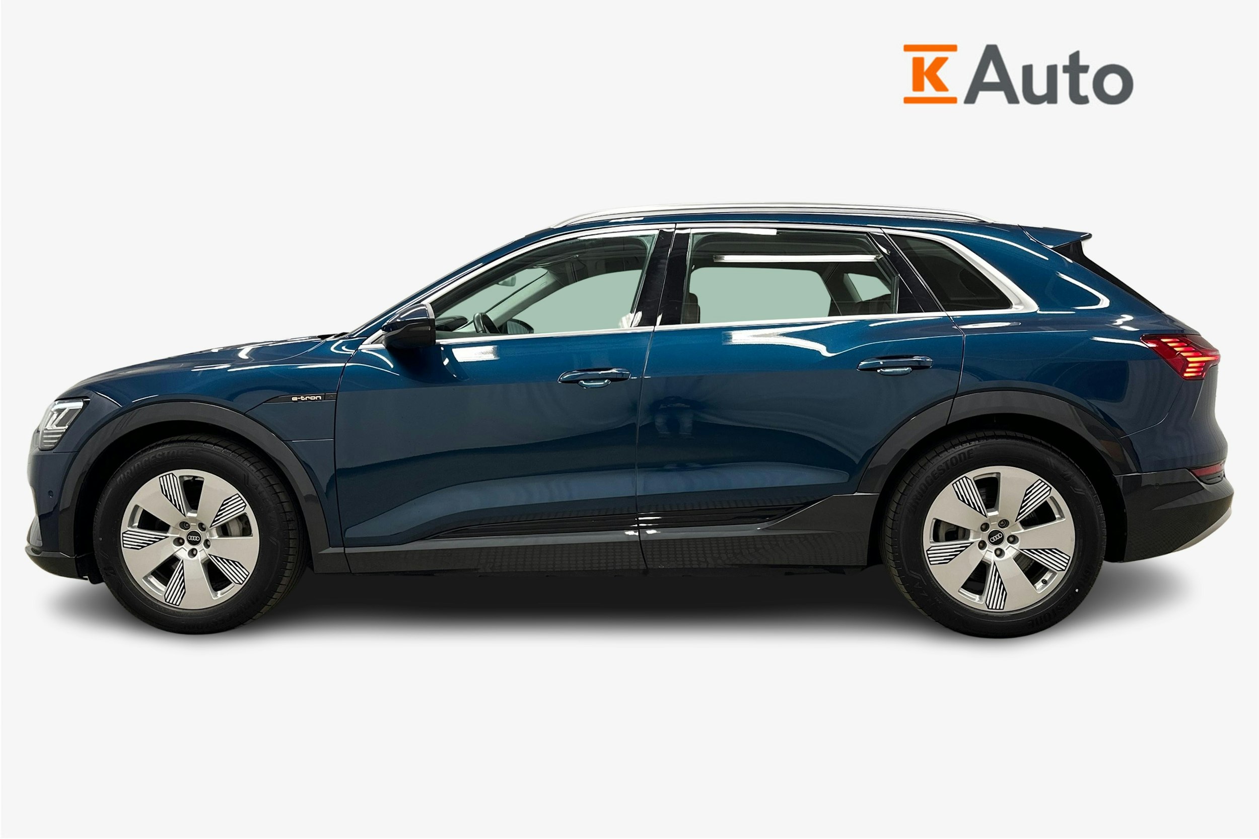 sininen Audi e-tron 2022 kuva 5.