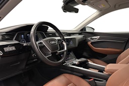 sininen Audi e-tron 2022 kuva 6.