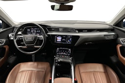 sininen Audi e-tron 2022 kuva 7.