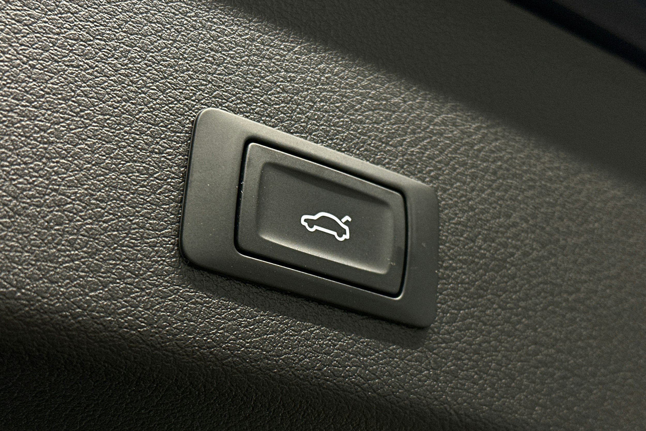 sininen Audi e-tron 2022 kuva 12.