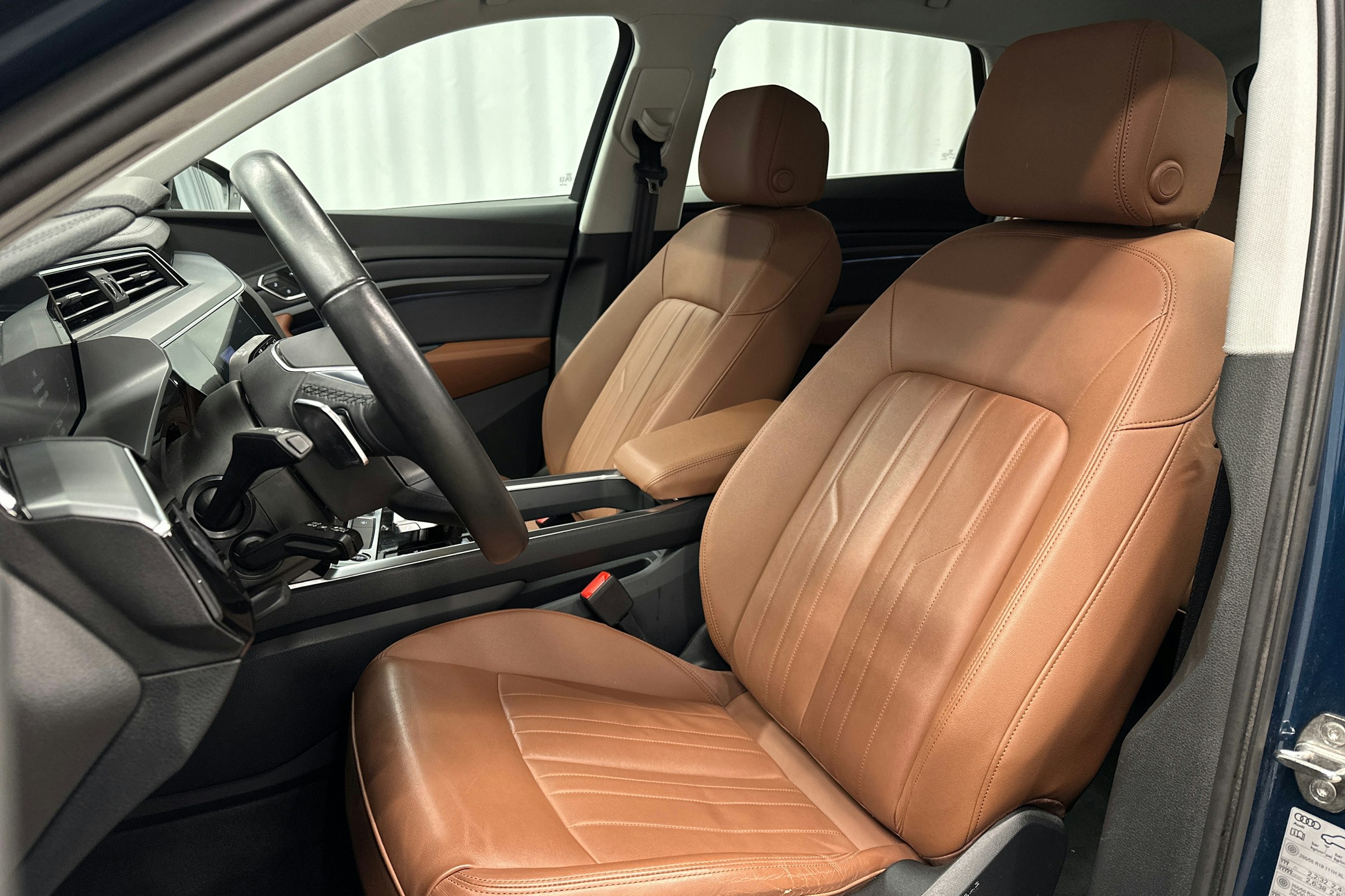 sininen Audi e-tron 2022 kuva 13.
