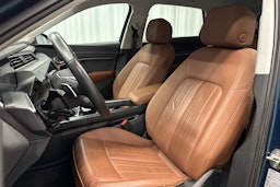 sininen Audi e-tron 2022 kuva 13.