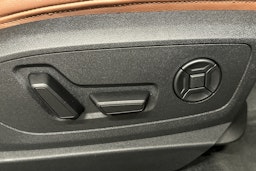 sininen Audi e-tron 2022 kuva 16.