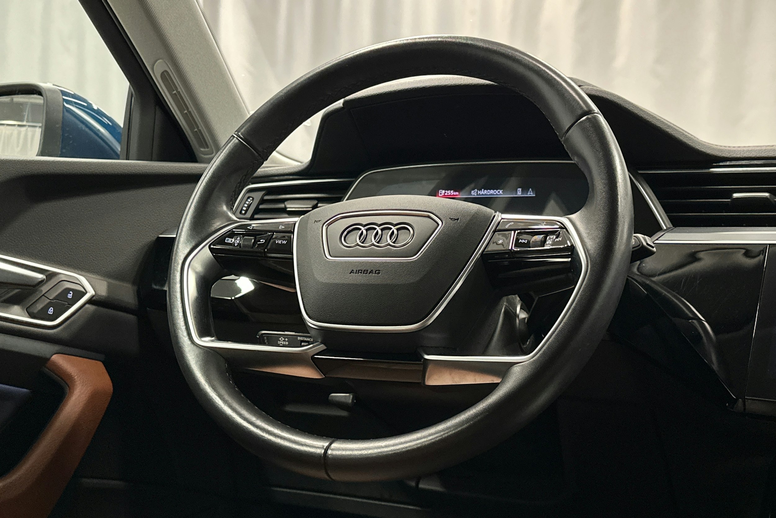 sininen Audi e-tron 2022 kuva 17.