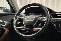 sininen Audi e-tron 2022 kuva 17.