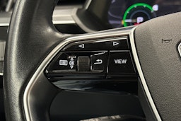 sininen Audi e-tron 2022 kuva 18.