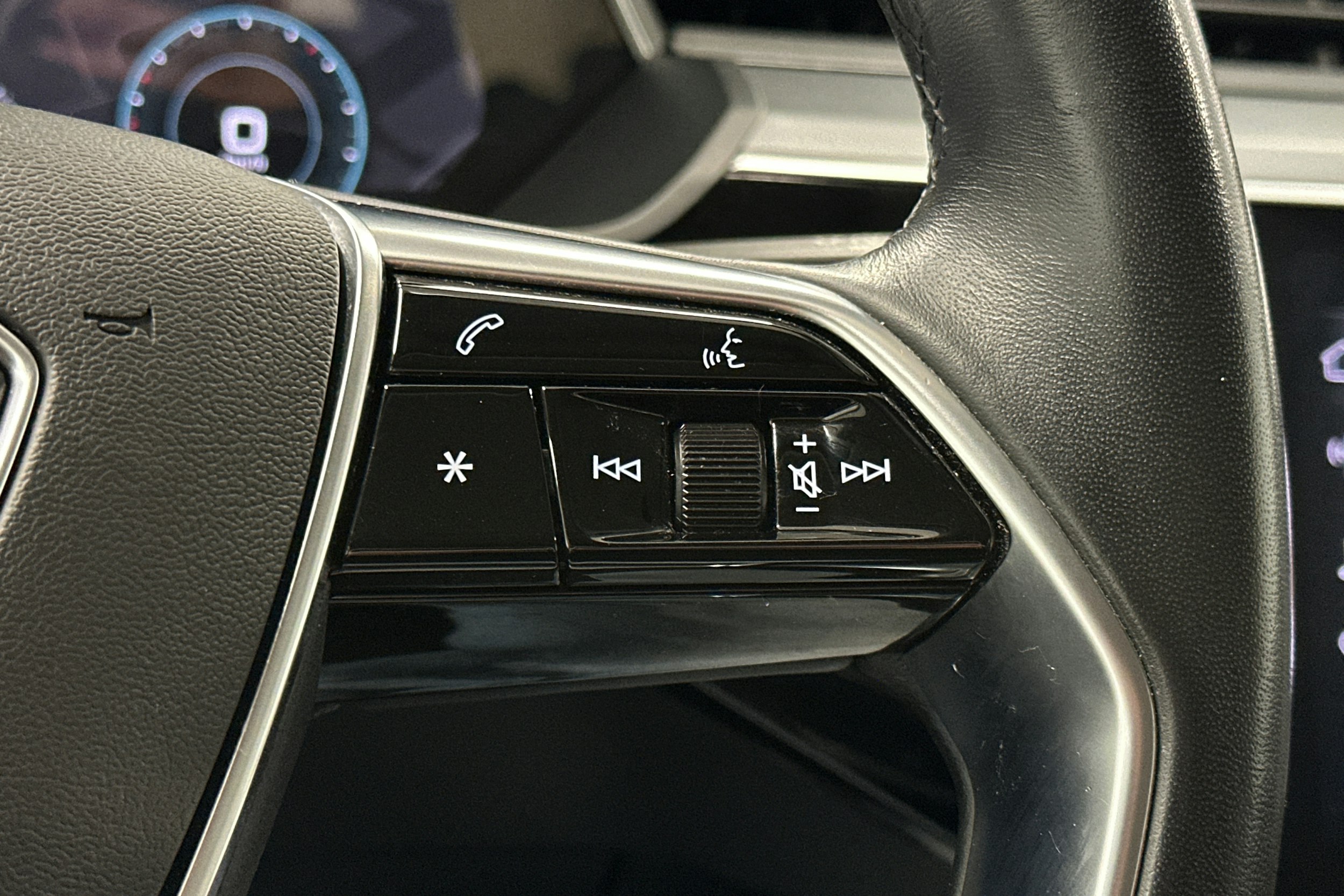 sininen Audi e-tron 2022 kuva 19.
