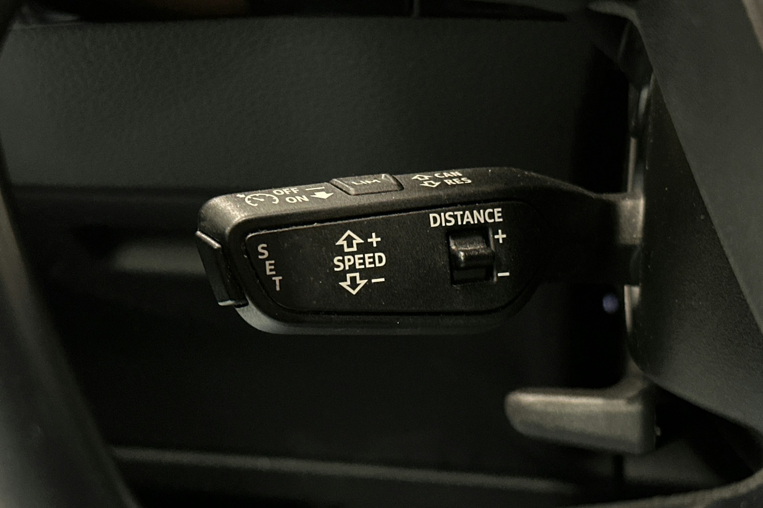 sininen Audi e-tron 2022 kuva 20.