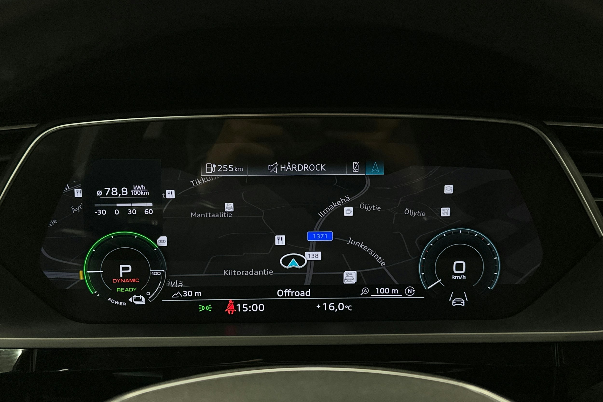 sininen Audi e-tron 2022 kuva 21.