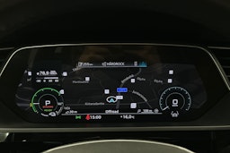 sininen Audi e-tron 2022 kuva 21.