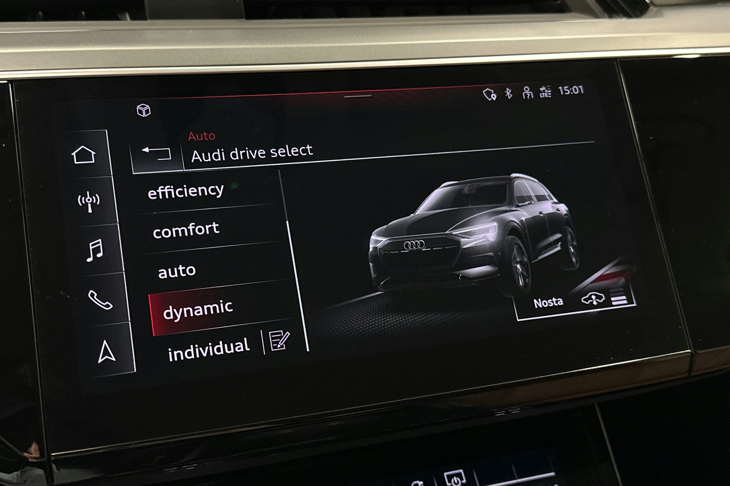 sininen Audi e-tron 2022 kuva 24.