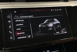 sininen Audi e-tron 2022 kuva 24.