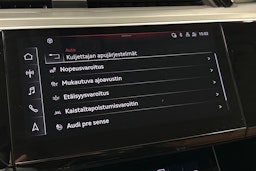 sininen Audi e-tron 2022 kuva 26.