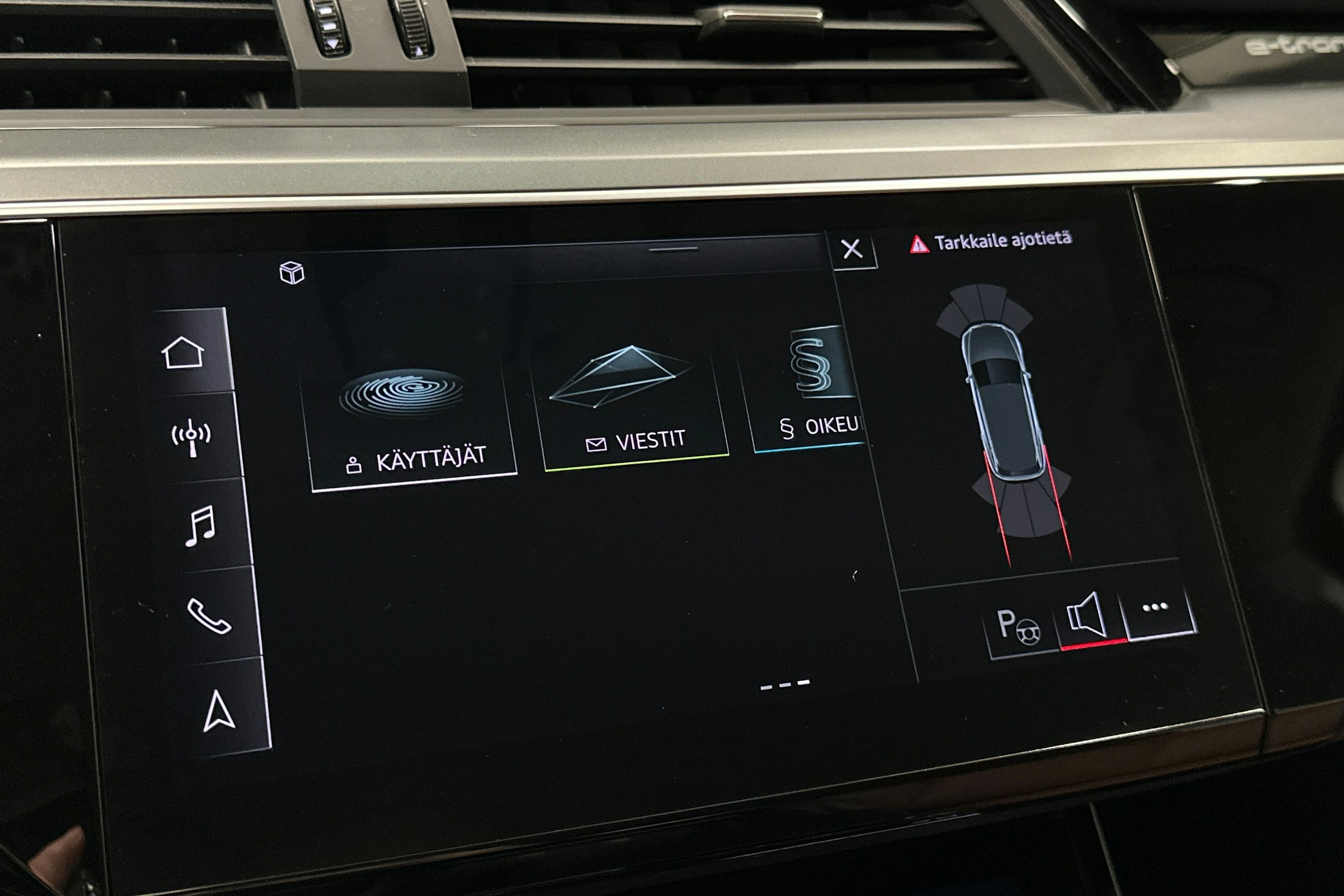 sininen Audi e-tron 2022 kuva 27.