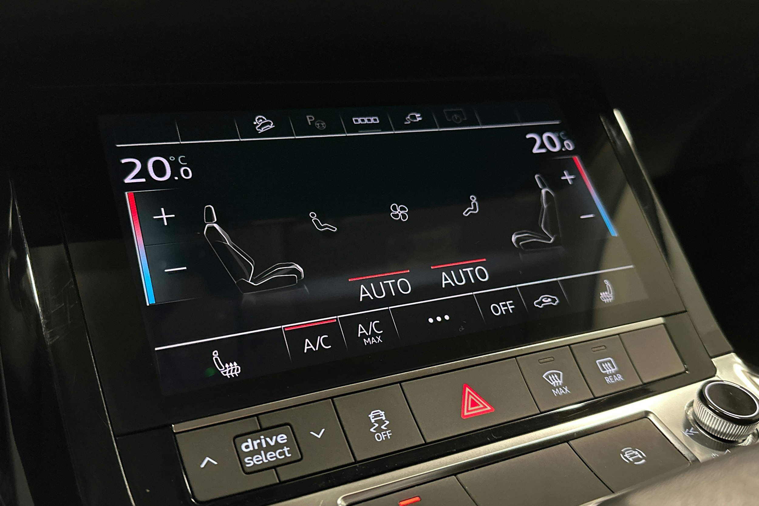 sininen Audi e-tron 2022 kuva 28.