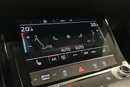 sininen Audi e-tron 2022 kuva 28.