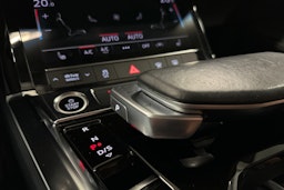 sininen Audi e-tron 2022 kuva 29.