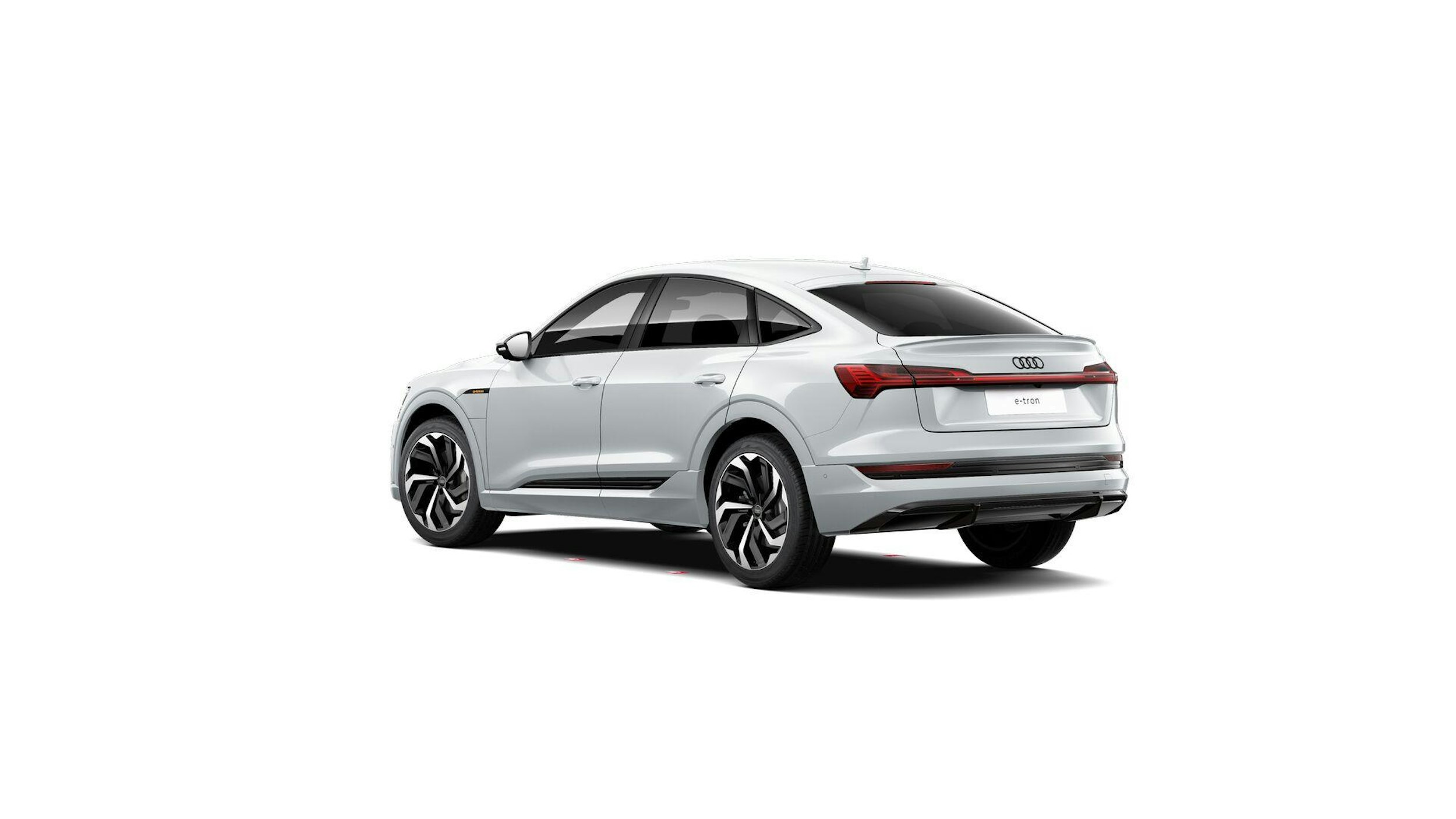 valkoinen Audi e-tron 2023 kuva 3.