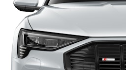 valkoinen Audi e-tron 2023 kuva 6.