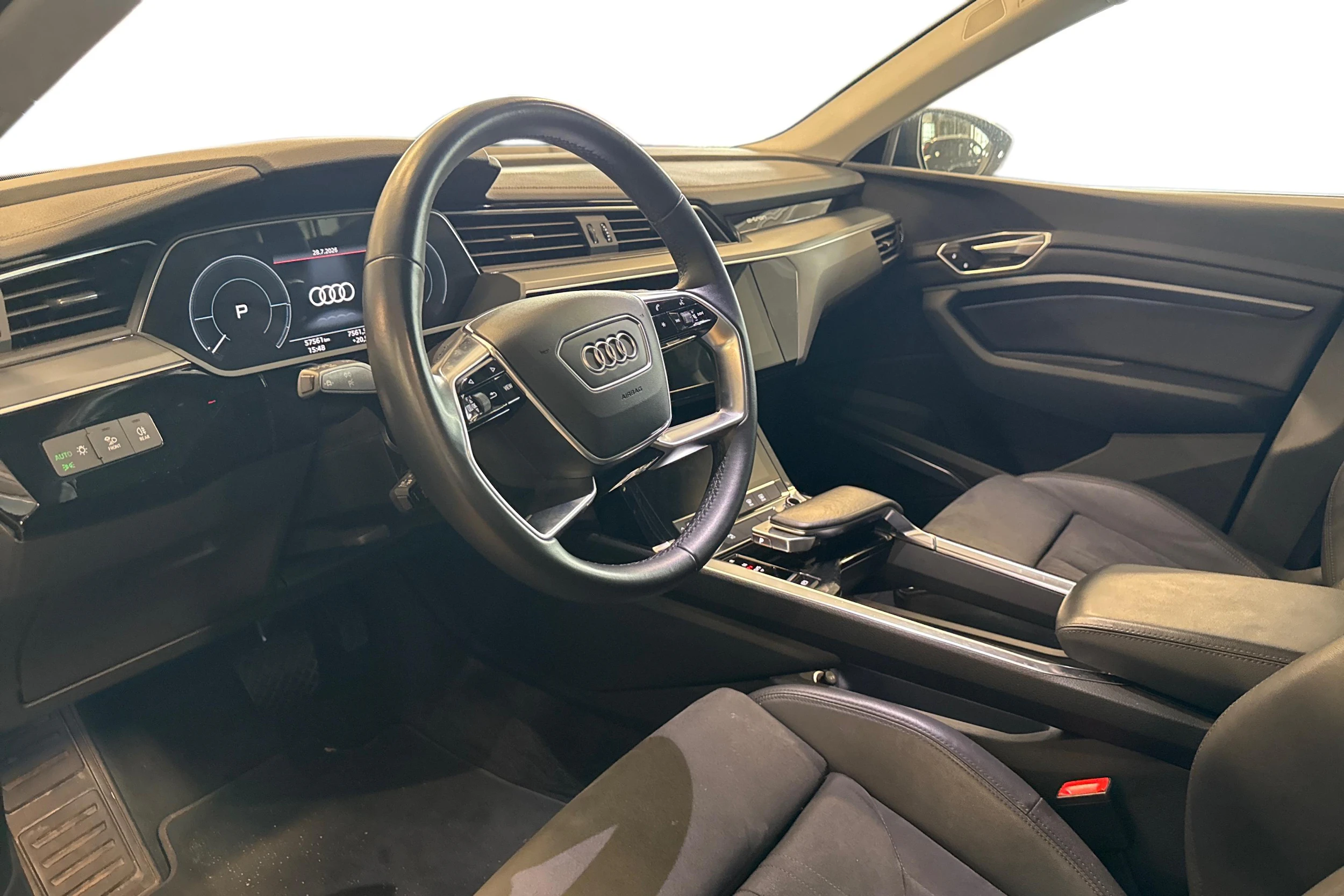 sininen Audi e-tron 2023 kuva 3.