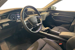 sininen Audi e-tron 2023 kuva 3.