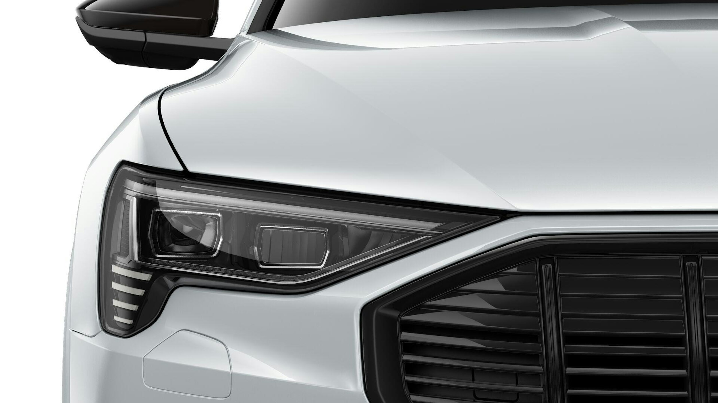 valkoinen Audi e-tron 2023 kuva 6.