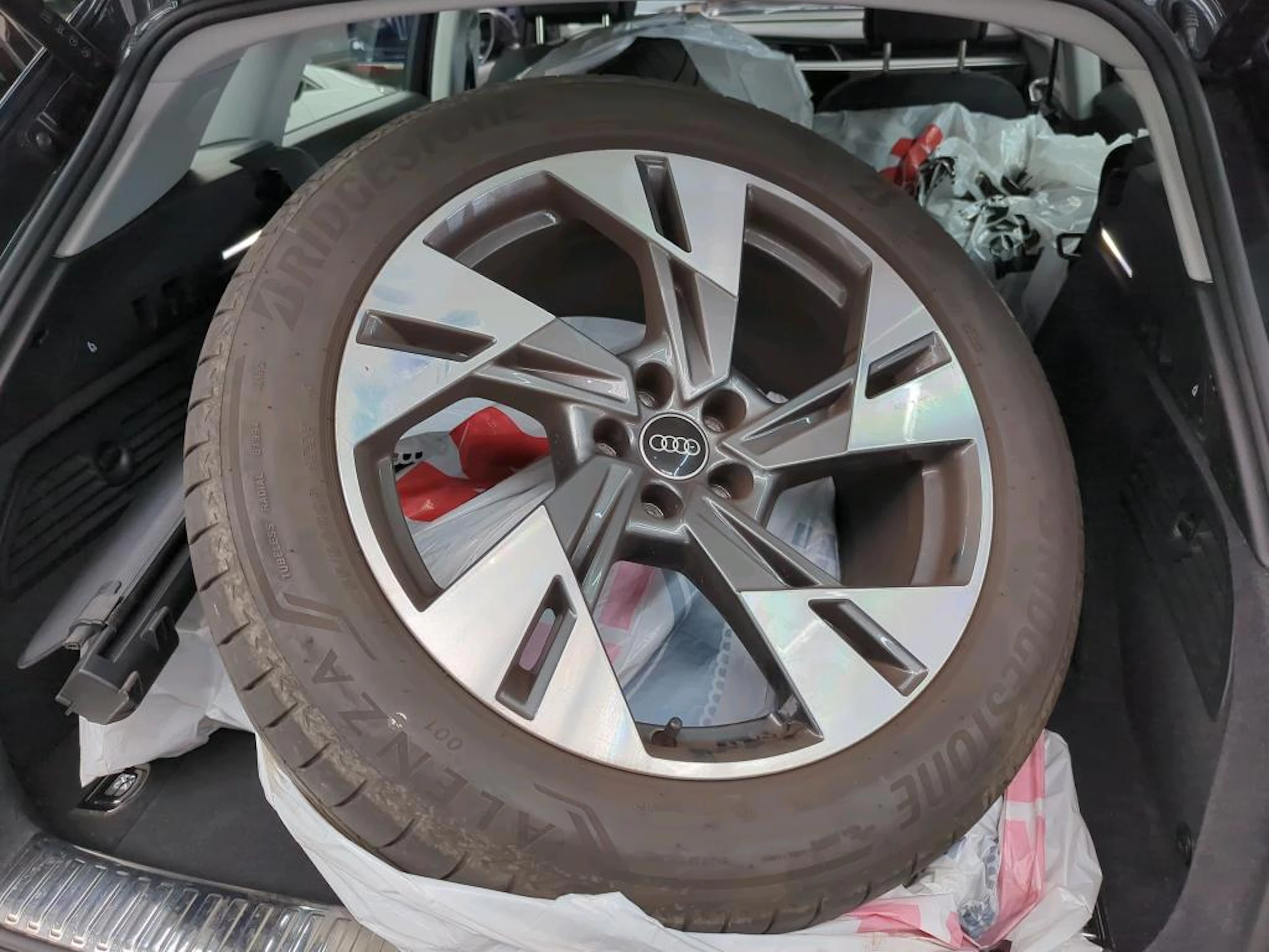 harmaa Audi e-tron 2023 kuva 6.