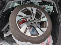 harmaa Audi e-tron 2023 kuva 6.