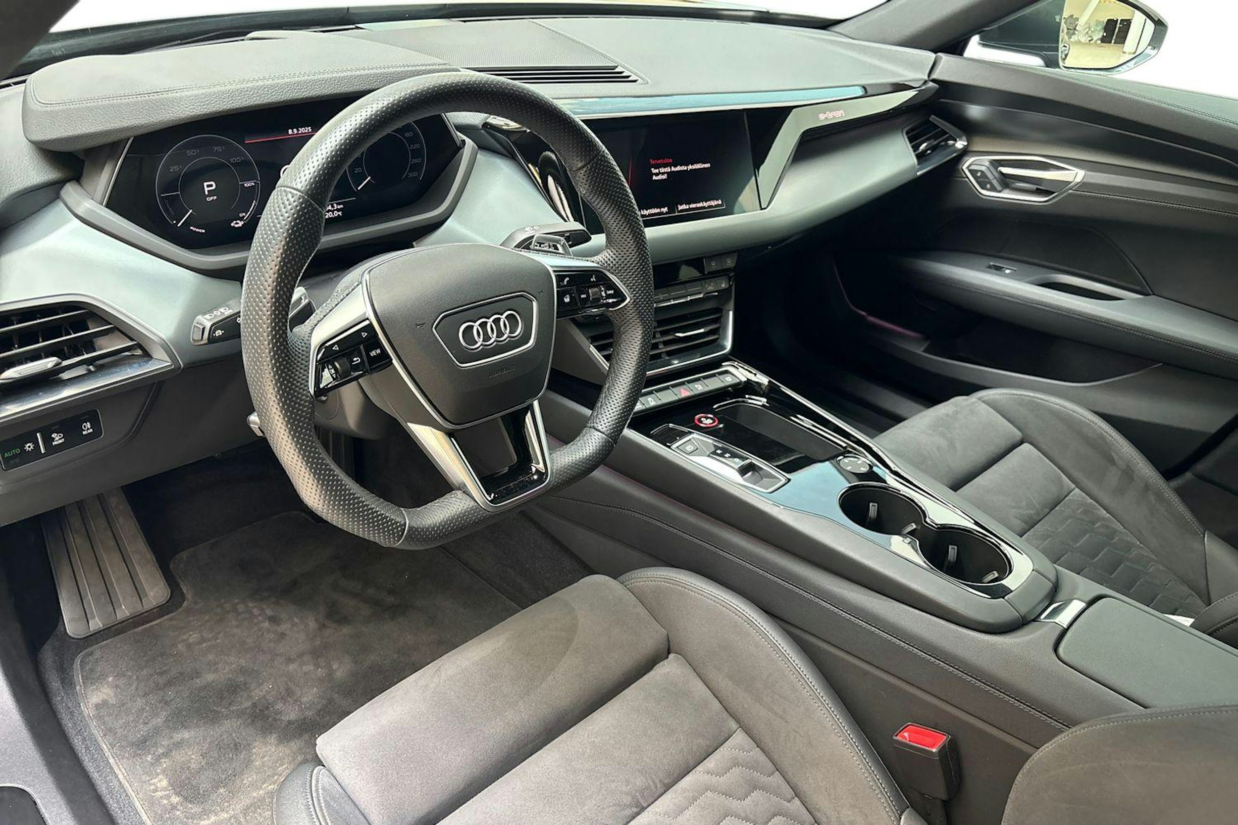 harmaa Audi e-tron 2023 kuva 7.