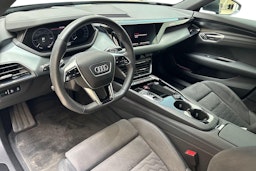 harmaa Audi e-tron 2023 kuva 7.