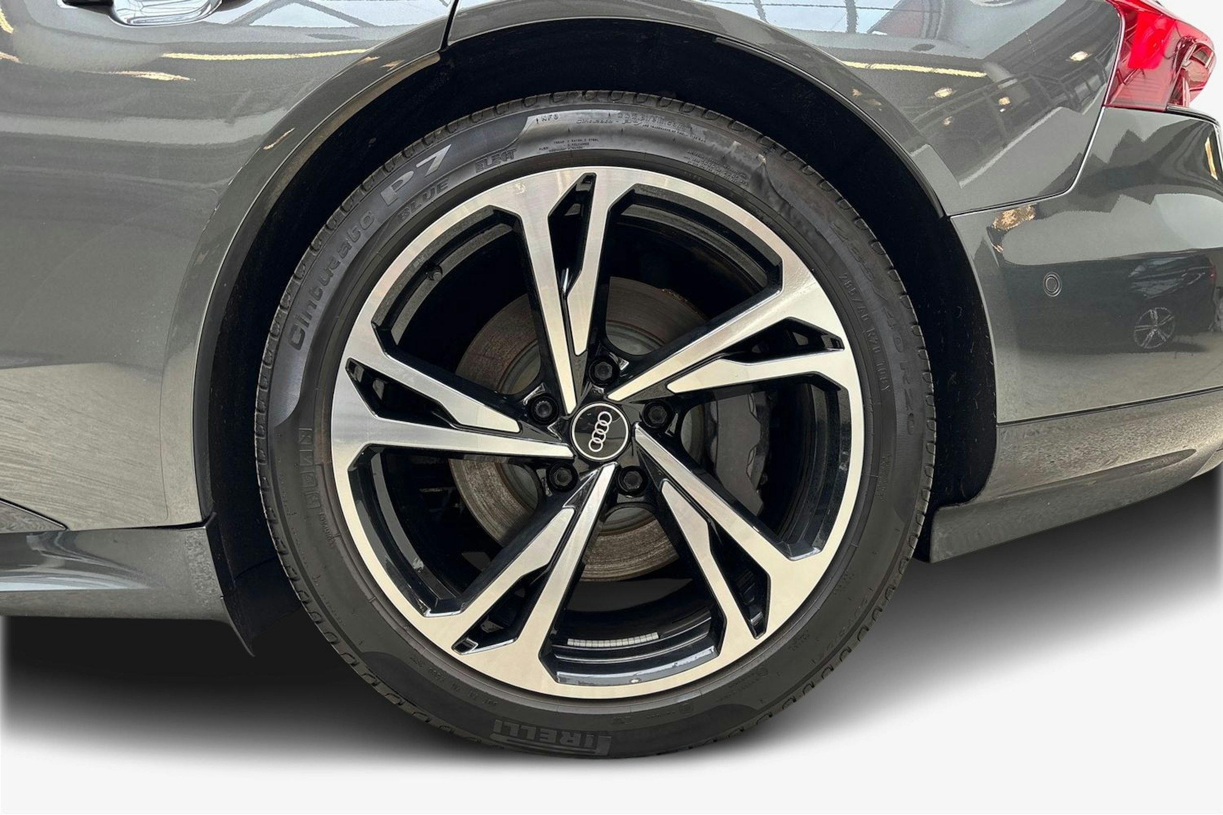 harmaa Audi e-tron 2023 kuva 11.