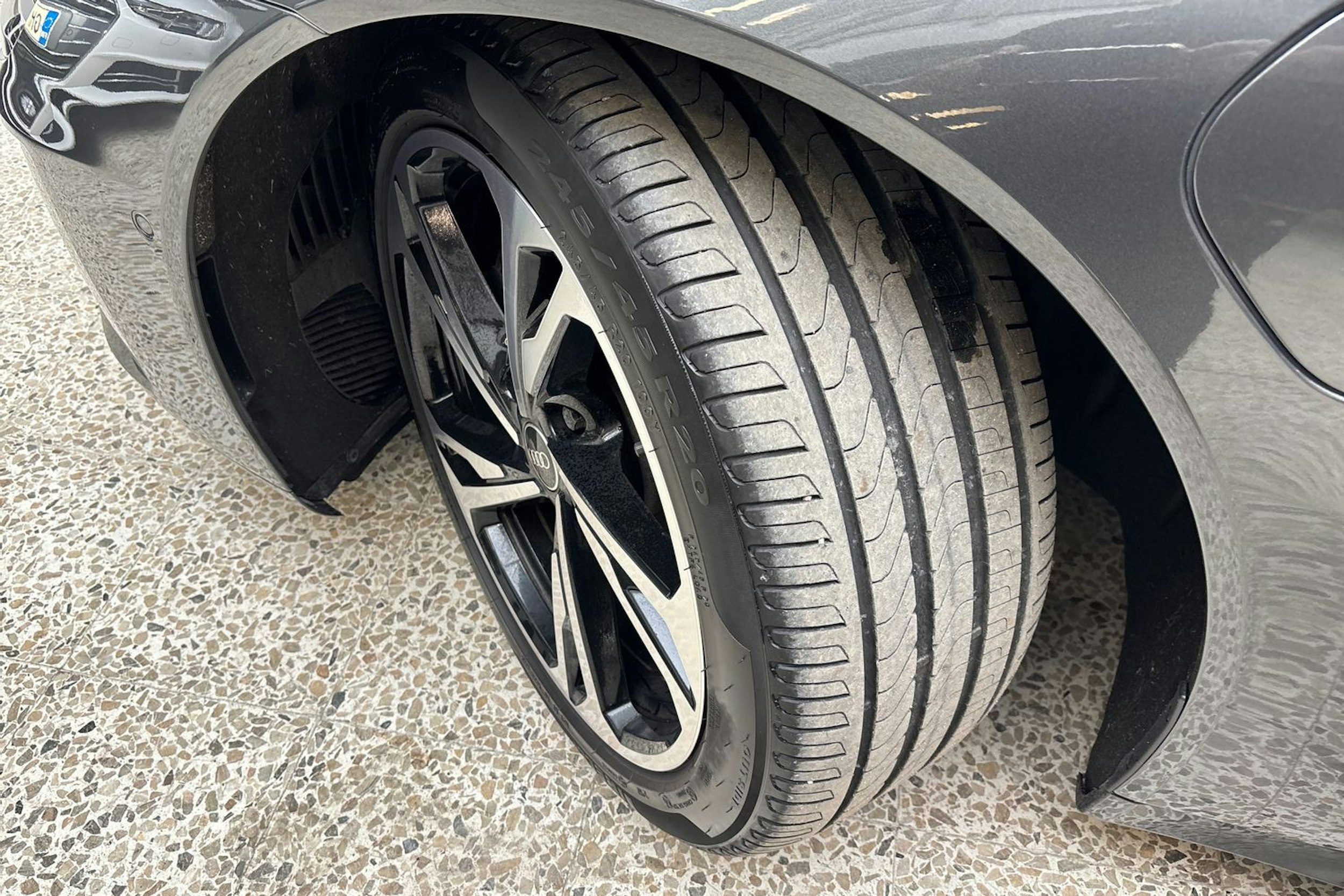 harmaa Audi e-tron 2023 kuva 13.