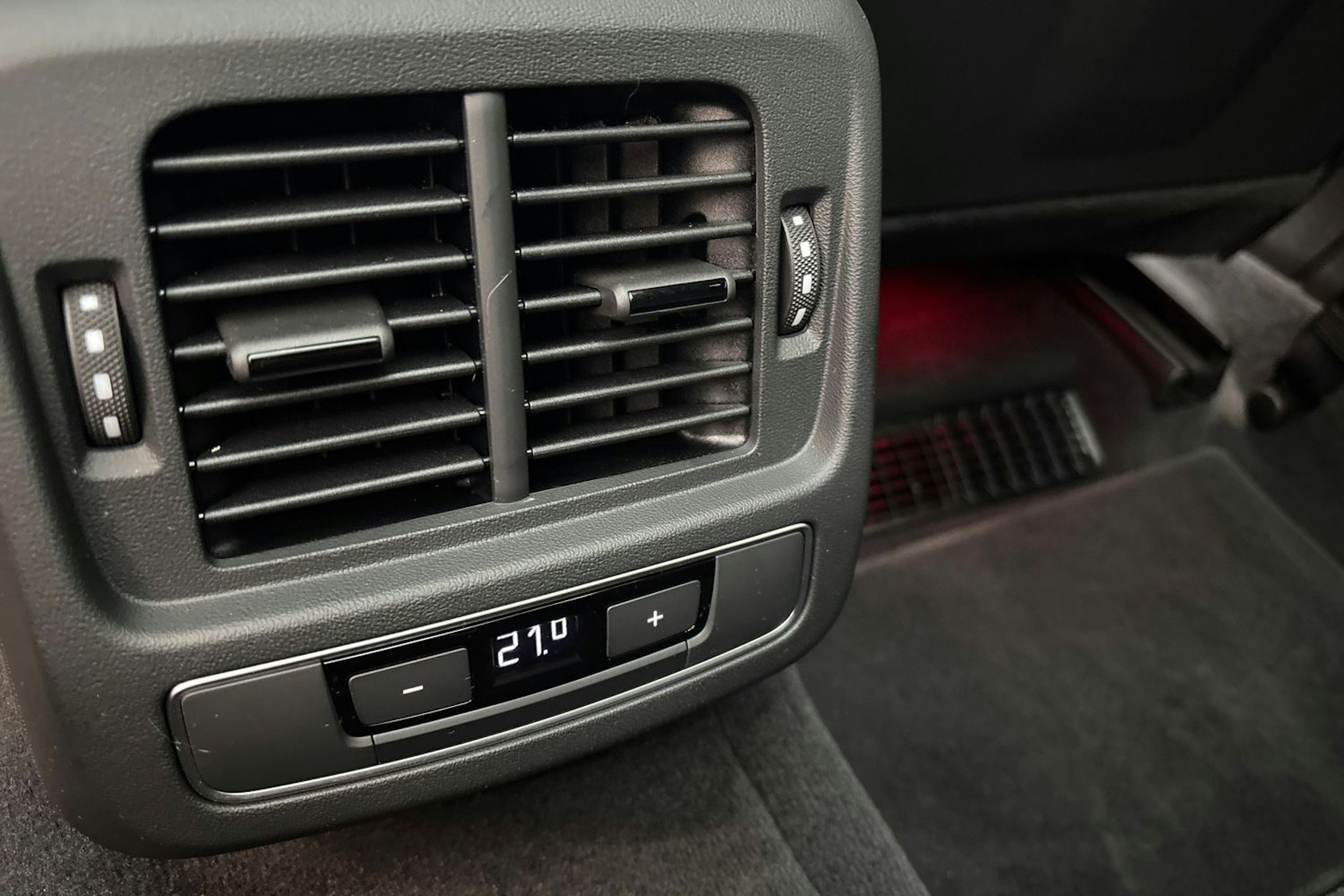 harmaa Audi e-tron 2023 kuva 16.